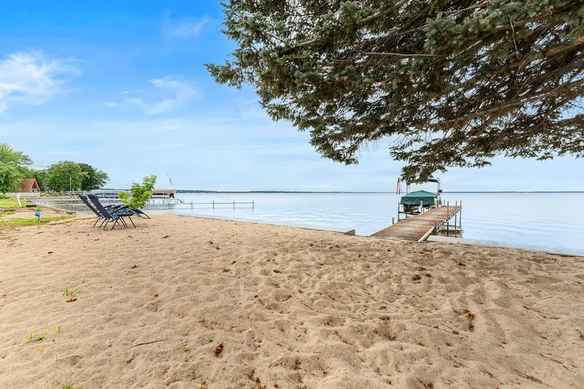Large 5BD Lakehouse w/ Beach & Hot Tub - Image 1