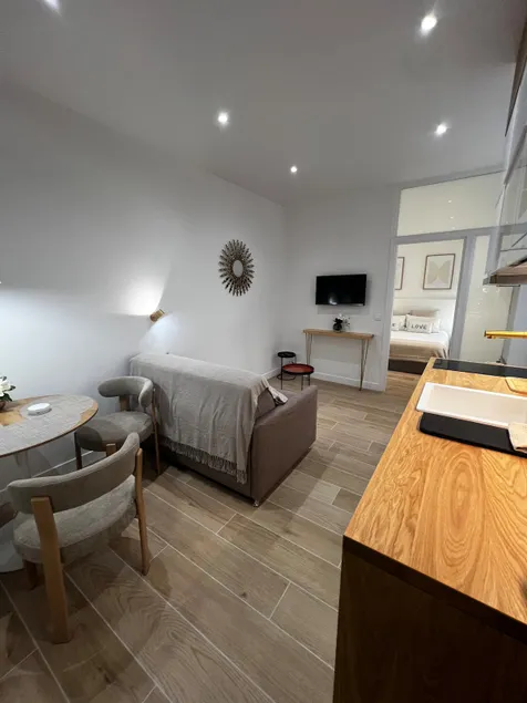 Beautiful & quiet flat, ideally located - Image 1