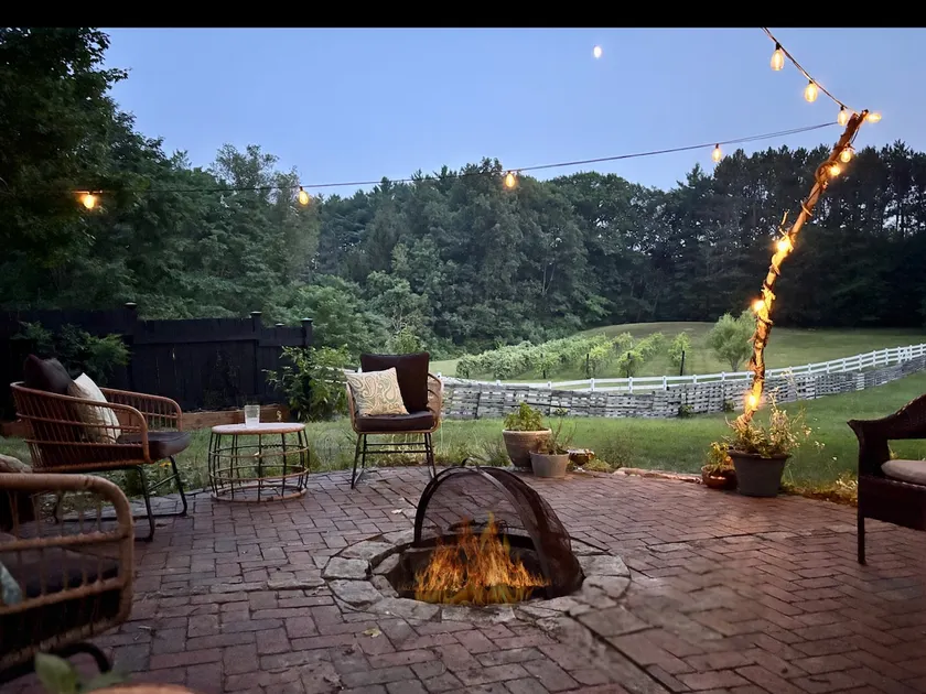 Entire Private Home on 2 Acres-Walk2Town-Fireplace - Image 1