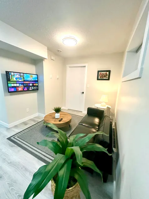 Cozy Private Suite with Parking near restaurants - Image 1