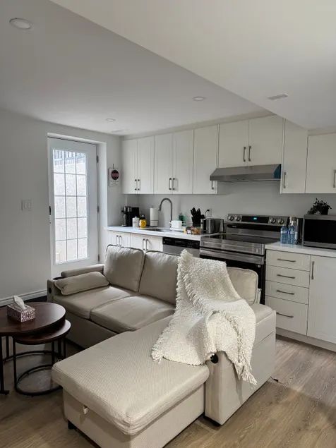 Modern 2 Bedroom Suite w/ Kitchen - Image 1