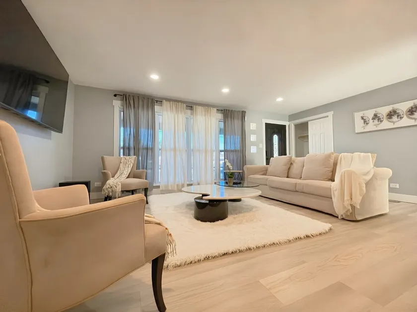 Chicagoland Ranch House.4BR&Master Suite, Sleeps 9 - Image 1