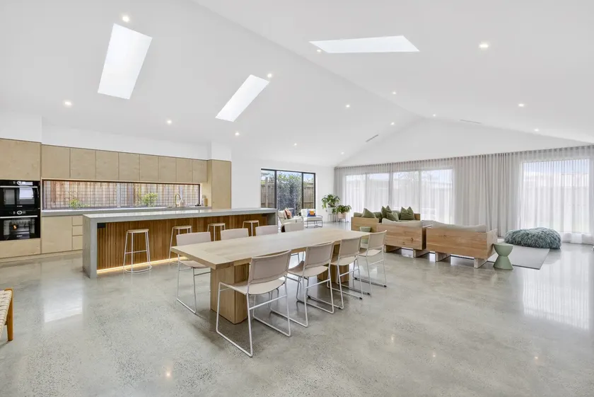Duneview Luxe Ocean Grove Sleeps 8, 4 bedroom, aircon,heating throughout, Designer quality, Perfect wedding stay, family friendly, Beach, Park, Shops - Image 1