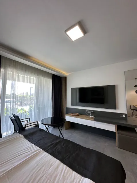 Modern Studio Pool & Terrace 10 min to beach at Courtyard Long Beach - Image 1