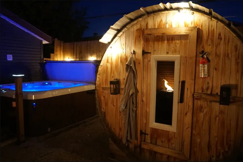 Wellness retreat: hot tub, 2 saunas & cold plunges - Image 1