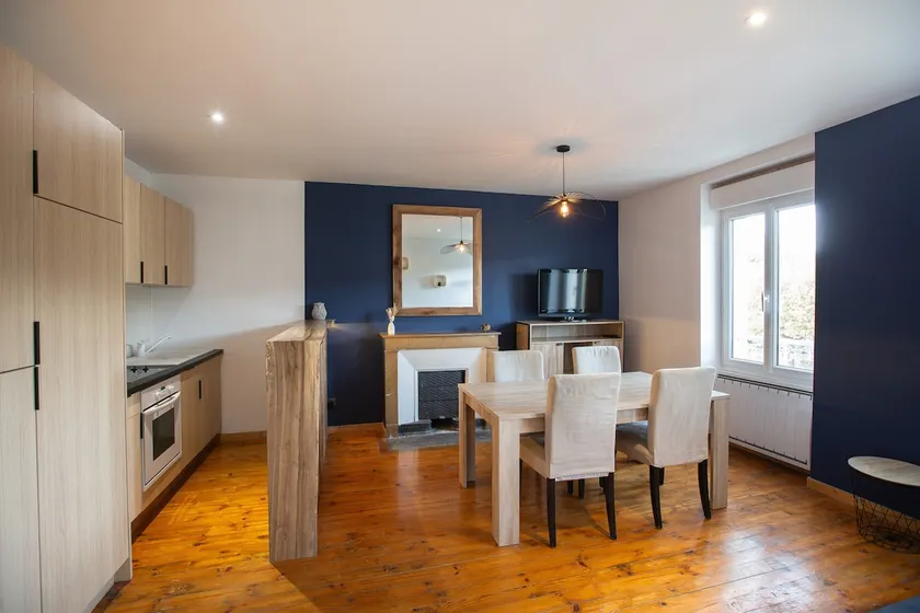 Cozy apartment overlooking the market - Image 1