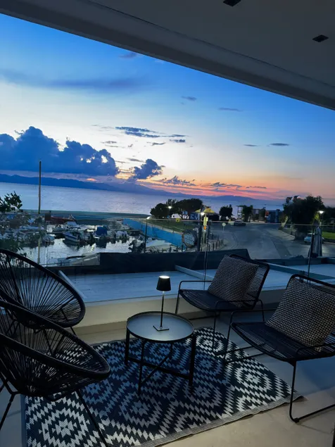 Marathon Coast-Seafront Luxury Apartments - Image 1