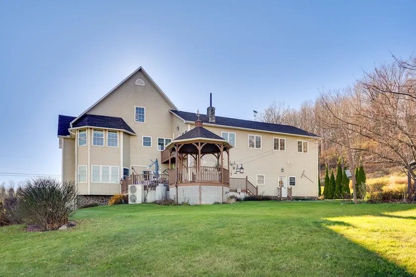 Lake View 2 Bedroom Retreat w/ Balcony in Newport! - Image 1