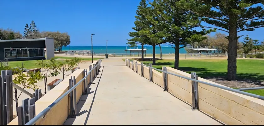 Coastal Townhouse - 500m to the beach - Image 1