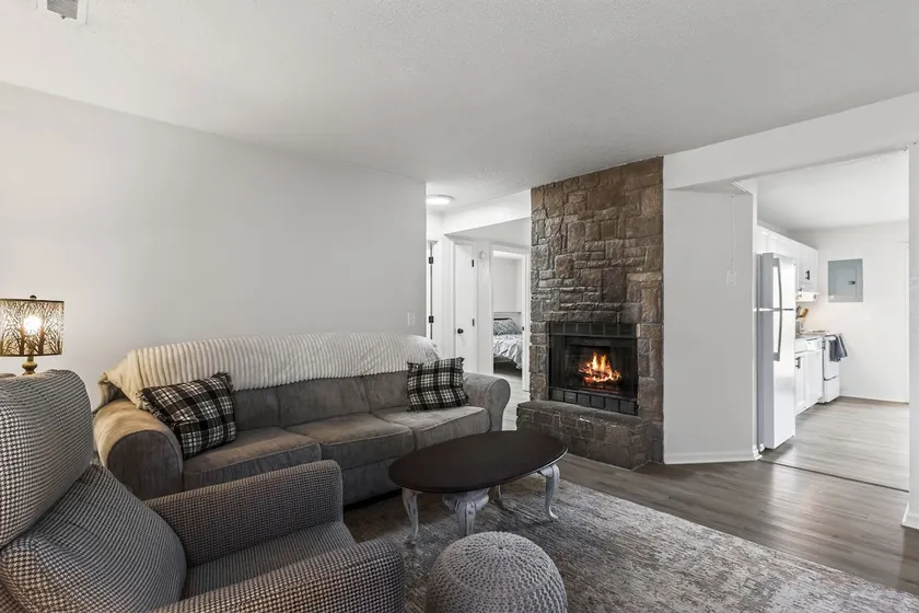 The Den: Delightful 2-Bedroom Retreat in Blue - Image 1