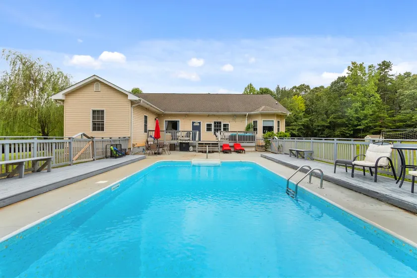 Family Poolside Oasis & Guest Suite 5BR/4BA & YARD - Image 1