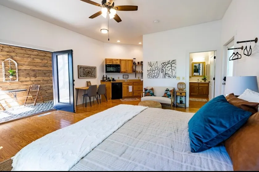 The Oak Upscale Studio - Image 1