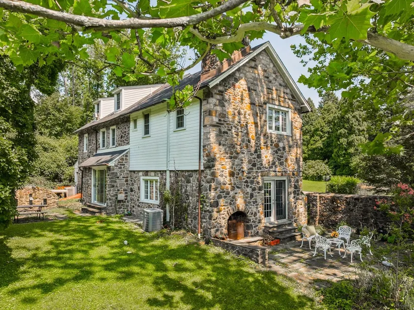 Villanova Family Home 4 BR 3.5 Baths • 5+Parking - Image 1