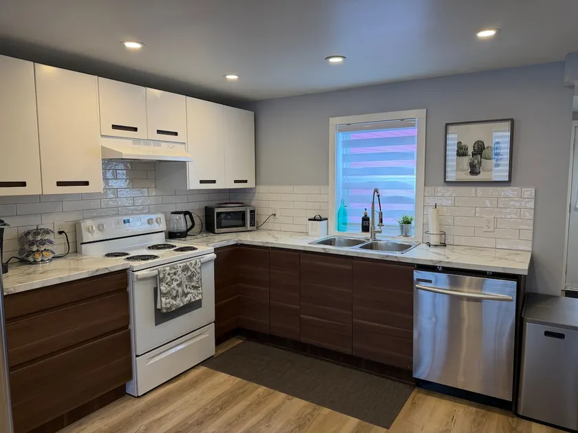 3 Bed 2.5 bath on Queen pet friendly+parking - Image 1