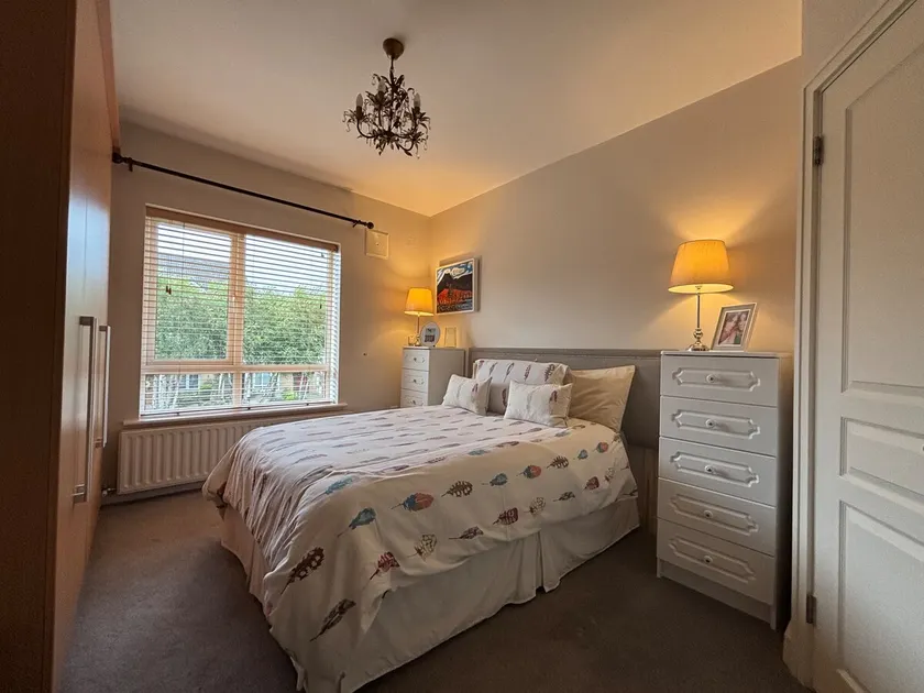 Spacious Two Bed near Airport - Image 1