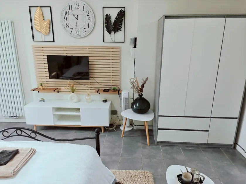 Fully private furnished studio - Image 1