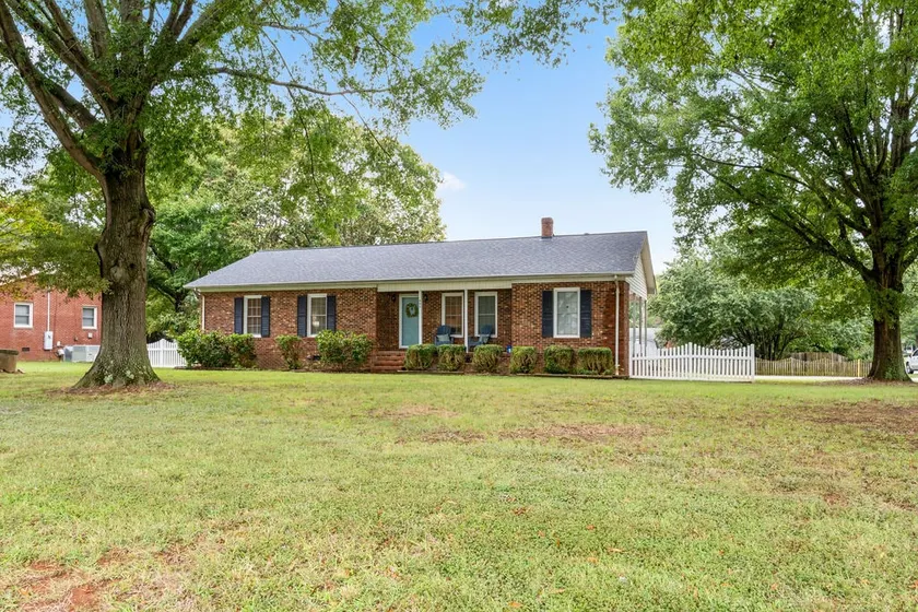 2 miles to Elon Campus - Pet Friendly-Fenced Yard - Image 1