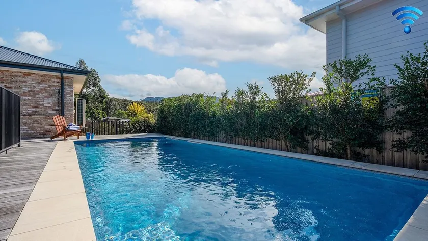 Holiday Crescent – Stylish comfort for groups - Image 1