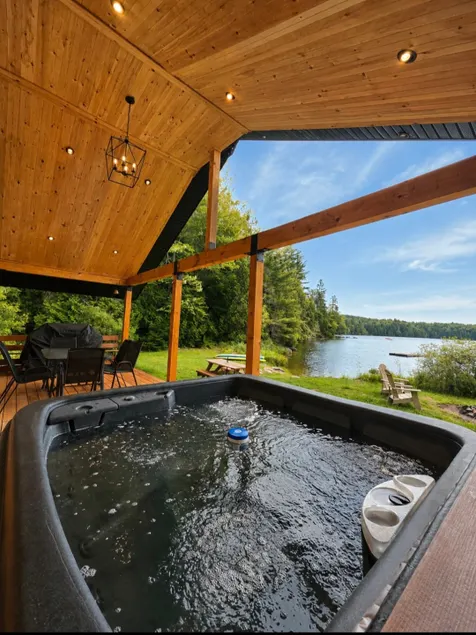 Private lake view cottage with hot tub - Image 1
