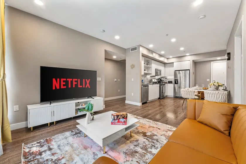 Elegant 2Bd-2Ba • Free Parking, Pool & Jacuzzi - Image 1