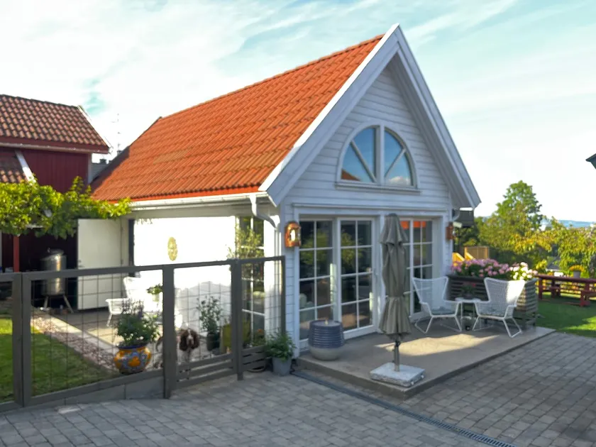 Peaceful garden house near the lake - Image 1