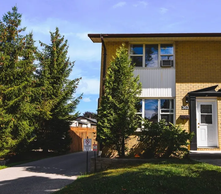 Strathroy Stays - Sleeps 6- Centrally Located - Image 1