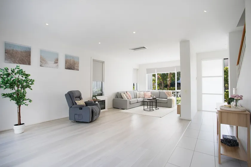 Bright family-friendly coastal stay near beaches - Image 1