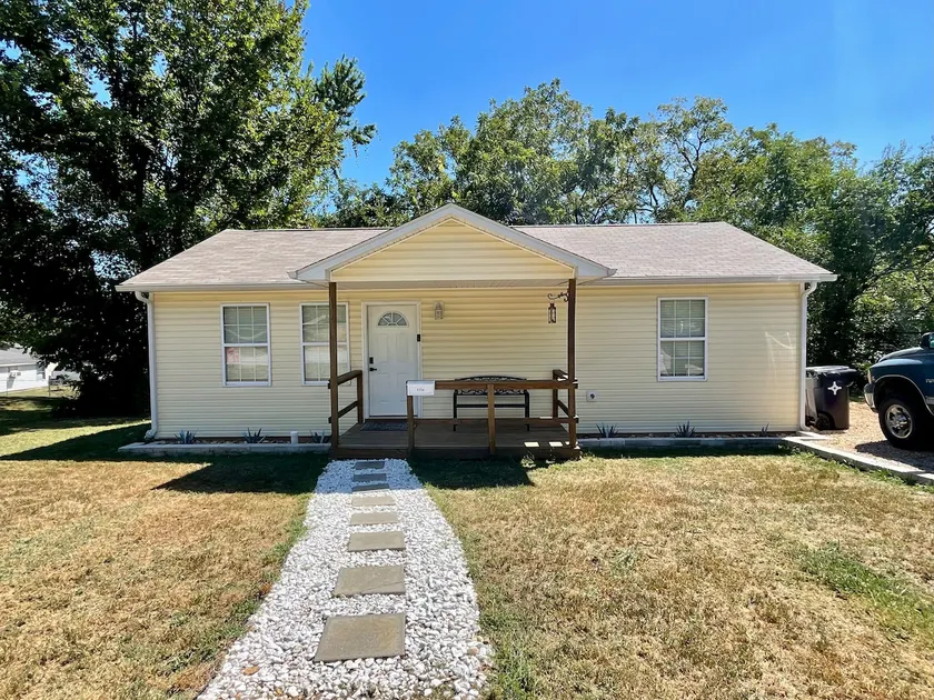 West Plains House with Patio - Image 1