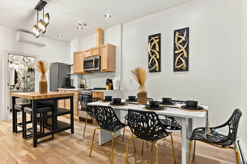 Manhattan Group Stay | 4BR Unique Era-Themed Home - Image 1