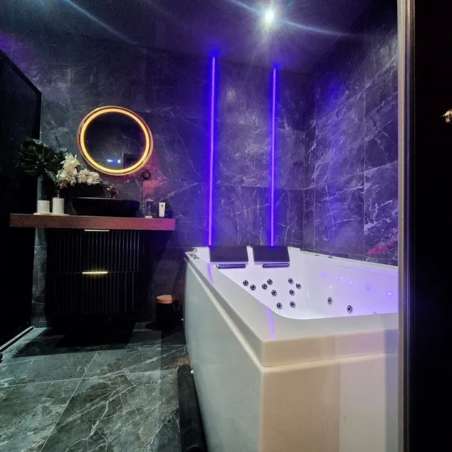 The Petite Suite with HOT TUB - Image 1