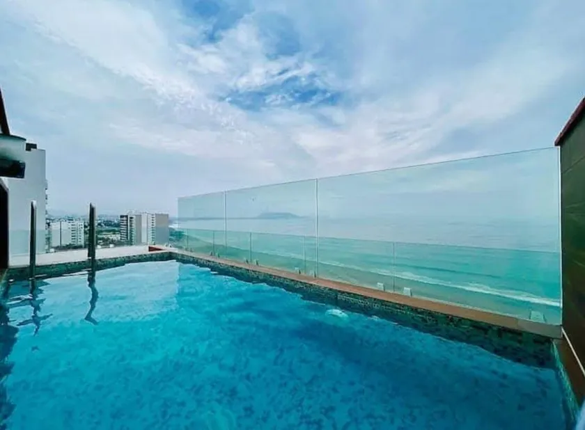 Relax and comfort overlooking the ocean - Image 1
