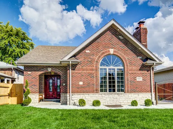 Beautiful home in Bridgeview! - Image 1