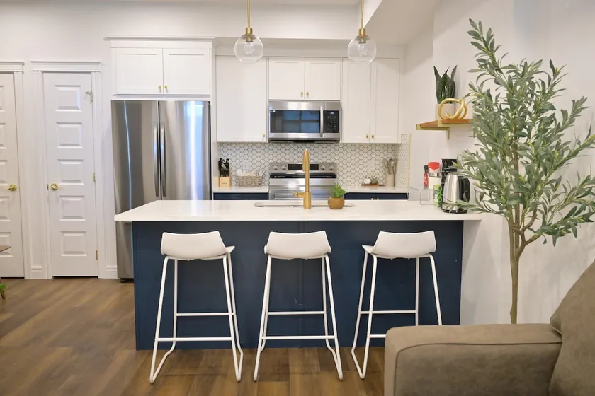 Entire Condo in Calgary South - Image 1