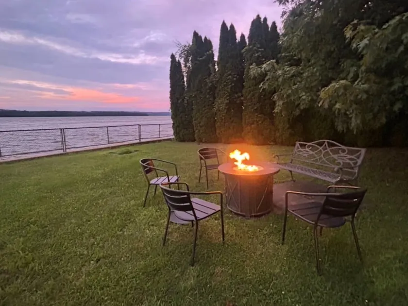 Waterfront Sunrise Retreat/ close to HITS/ firepit - Image 1