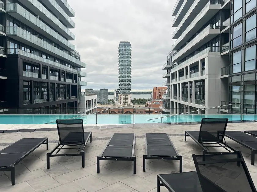 Downtown Luxury Condo Gym & Parking - Image 1