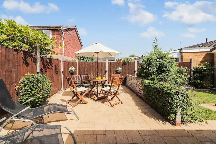 Peaceful 2-Bed Bungalow, Workspace & Garden - Image 1