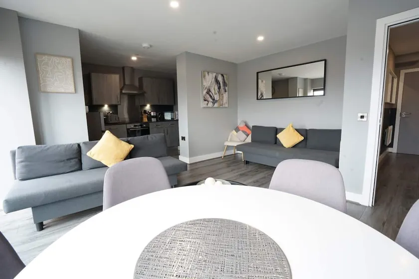 Quayside Stay | Walk to Liverpool ONE | Sleeps 8 - Image 1