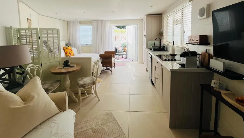 Apartment & parking, easy access to Brighton city - Image 1