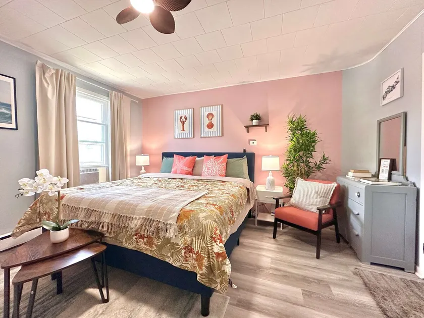 King Bed Bachelor near Rissers & Crescent Beach - Image 1