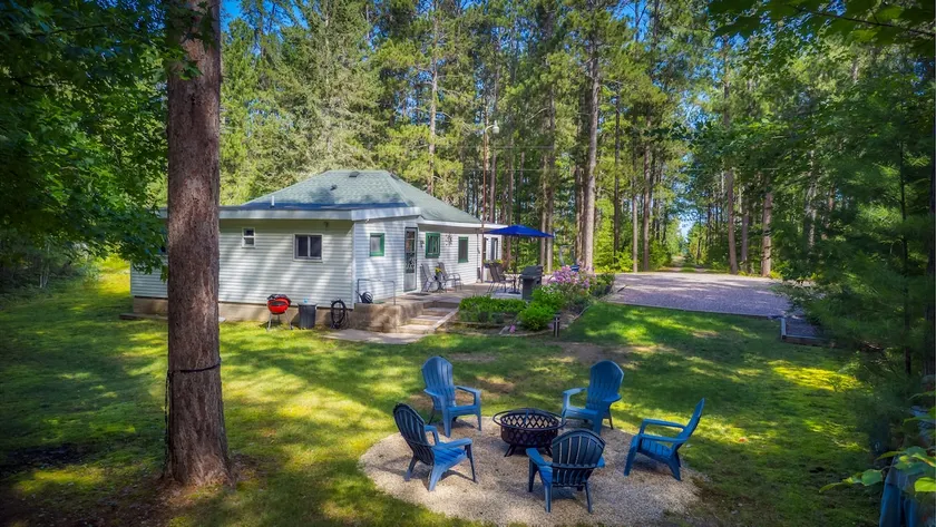 Tranquil Cottage by Lake Superior with Sauna - Image 1