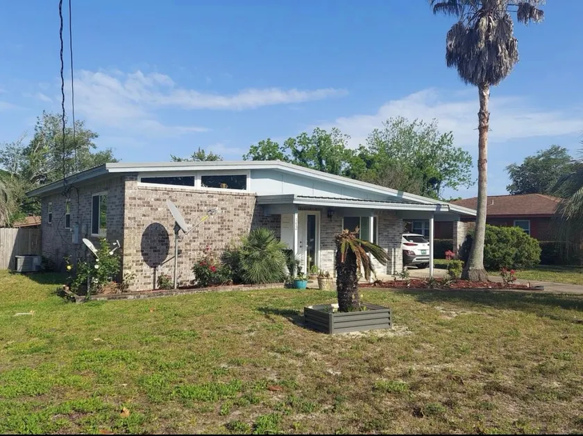 Central & beachy style home - Image 1