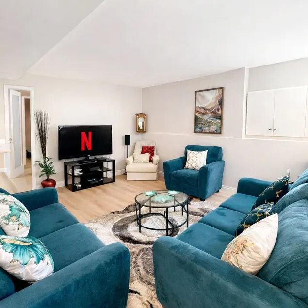 Comfy 2BR Suite Private Entrance + Parking Niagara - Image 1