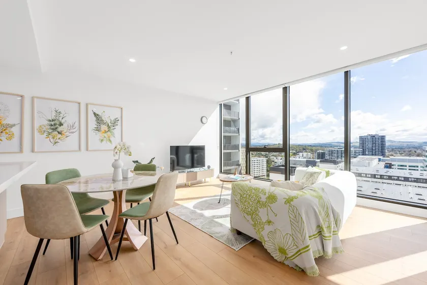 Sunny Woden Apt, Near Hospital, Mall w Parking - Image 1