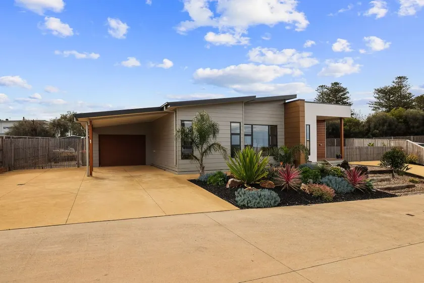 Woolamai Beachside Retreat - Image 1