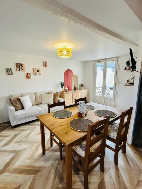 Townhouse • 2 Bedrooms • 10 min to the airport - Image 1