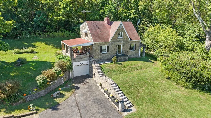 Riverfront Peace - Storybook Charm, Sleeps 8-10 - Image 1