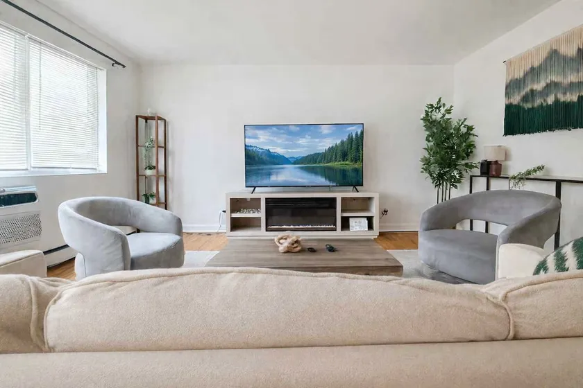 Comfy 2BR with Quick Access to Cafés & Roads - Image 1
