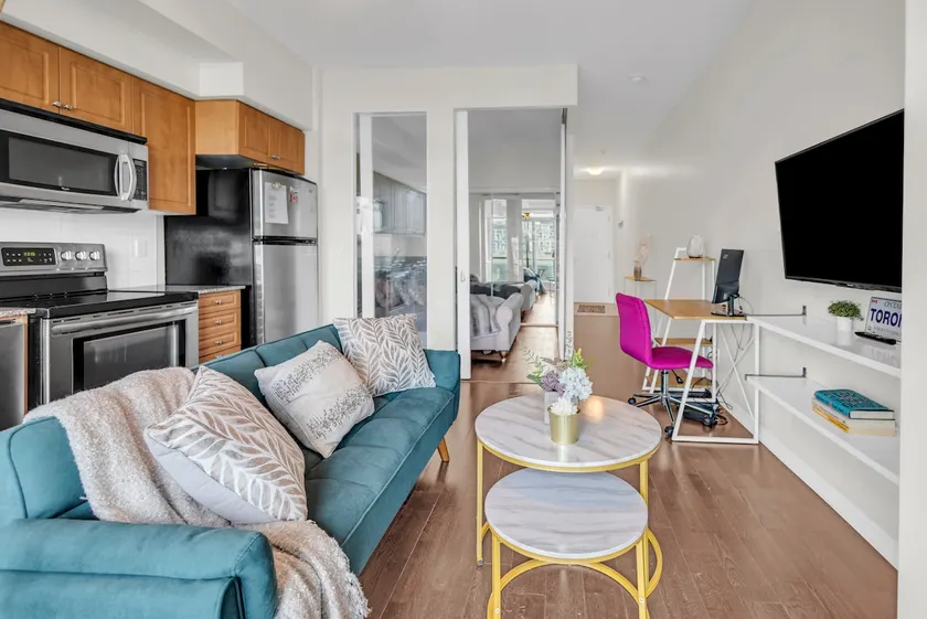 Modern 1BR | Steps to CN Tower, Lake & BMO Field - Image 1