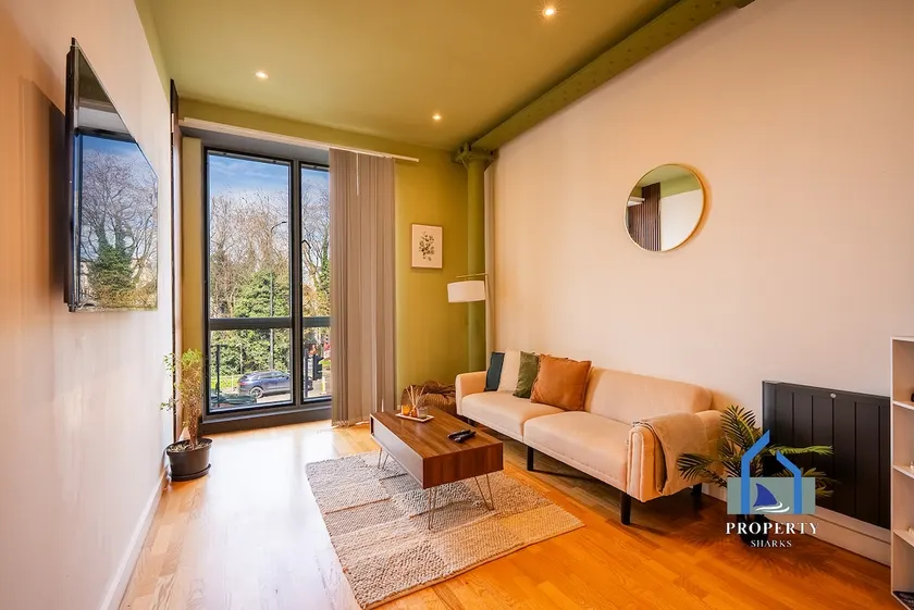 Spacious Manchester City Condo - Parking - Next To AO Arena - Local Attraction & Transport Links - Image 1