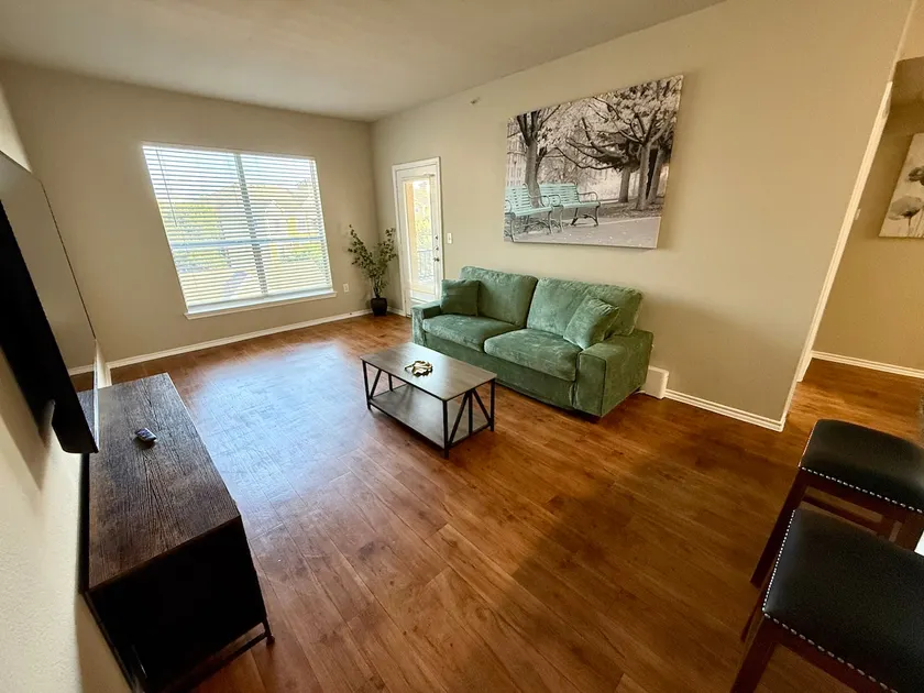Stylish & Cozy Apt Home - Image 1